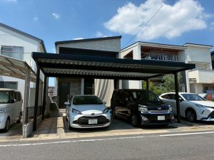 ブラックカラーが映えるオーダーメイドカーポート｜アルミ×軽量鉄鋼ハイブリッド構造で強く美しく