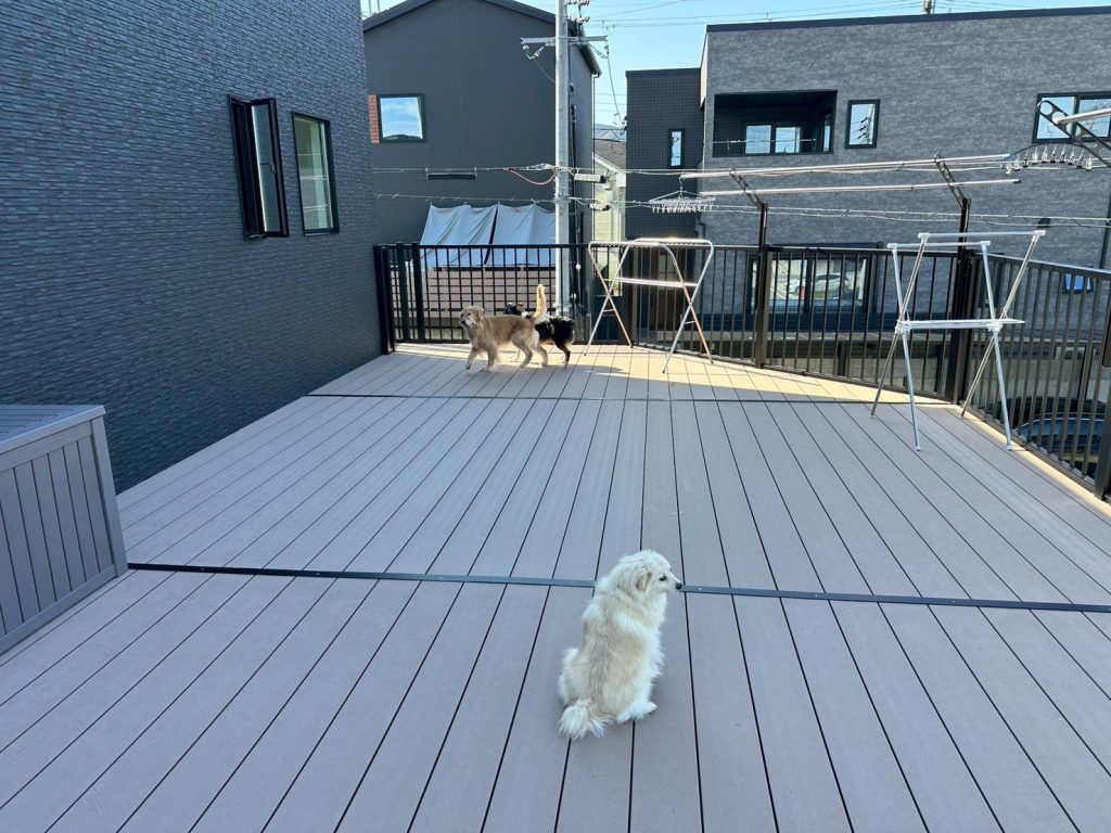 愛犬と暮らす家にぴったり！自宅ドッグラン付きバルコニーカーポート【ブラックカラー／角地対応】