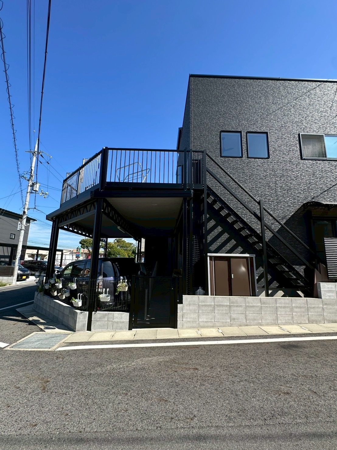 愛犬と暮らす家にぴったり！自宅ドッグラン付きバルコニーカーポート【ブラックカラー／角地対応】