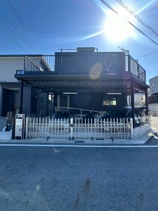 愛犬と暮らす家にぴったり！自宅ドッグラン付きバルコニーカーポート【ブラックカラー／角地対応】
