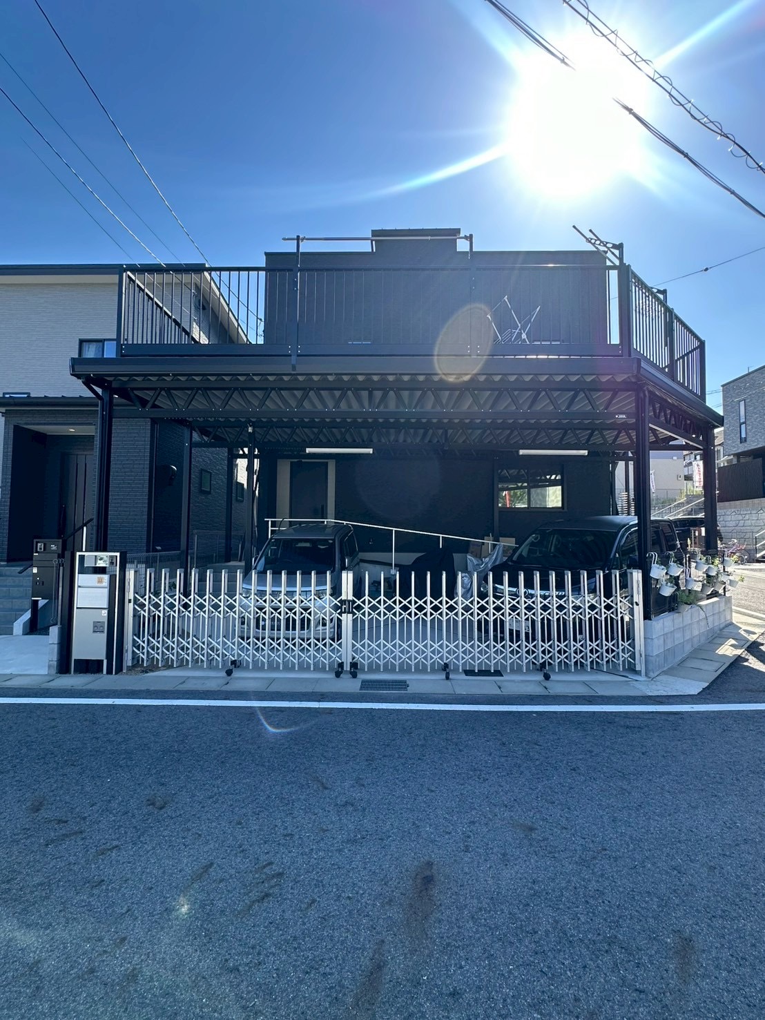 愛犬と暮らす家にぴったり！自宅ドッグラン付きバルコニーカーポート【ブラックカラー／角地対応】