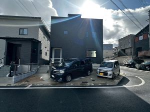 愛犬と暮らす家にぴったり！自宅ドッグラン付きバルコニーカーポート【ブラックカラー／角地対応】