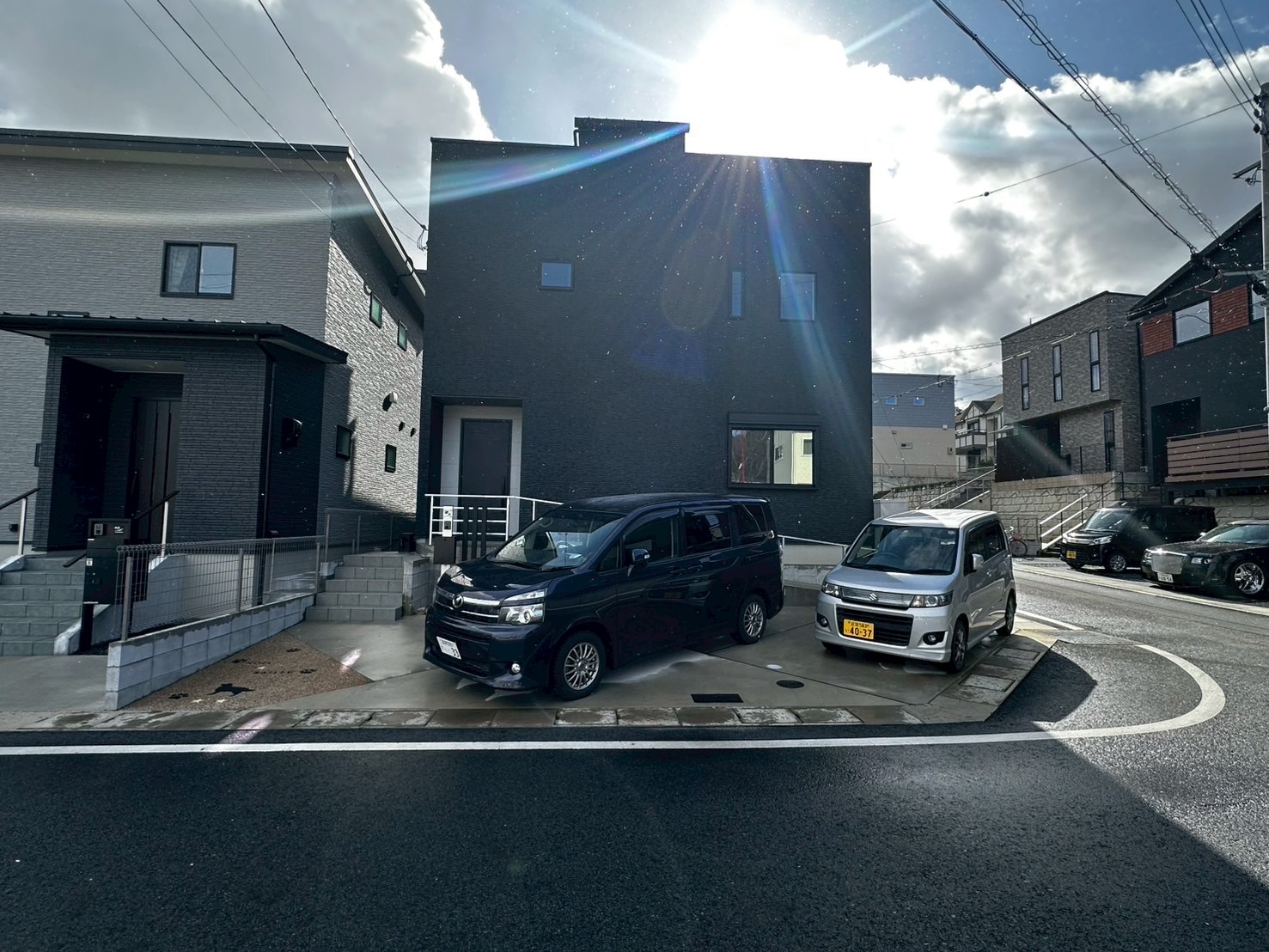 愛犬と暮らす家にぴったり！自宅ドッグラン付きバルコニーカーポート【ブラックカラー／角地対応】