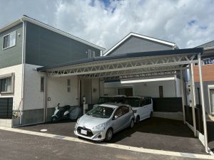 【変形地対応】傾斜のある敷地にもフィットするオーダーメイドカーポート｜ステンカラー×ブラックの美しいツートンデザイン