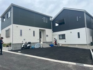 【変形地対応】傾斜のある敷地にもフィットするオーダーメイドカーポート｜ステンカラー×ブラックの美しいツートンデザイン