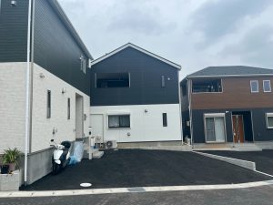 【変形地対応】傾斜のある敷地にもフィットするオーダーメイドカーポート｜ステンカラー×ブラックの美しいツートンデザイン