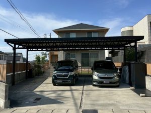 広々3台用トラスカーポートで快適な駐車スペースを実現