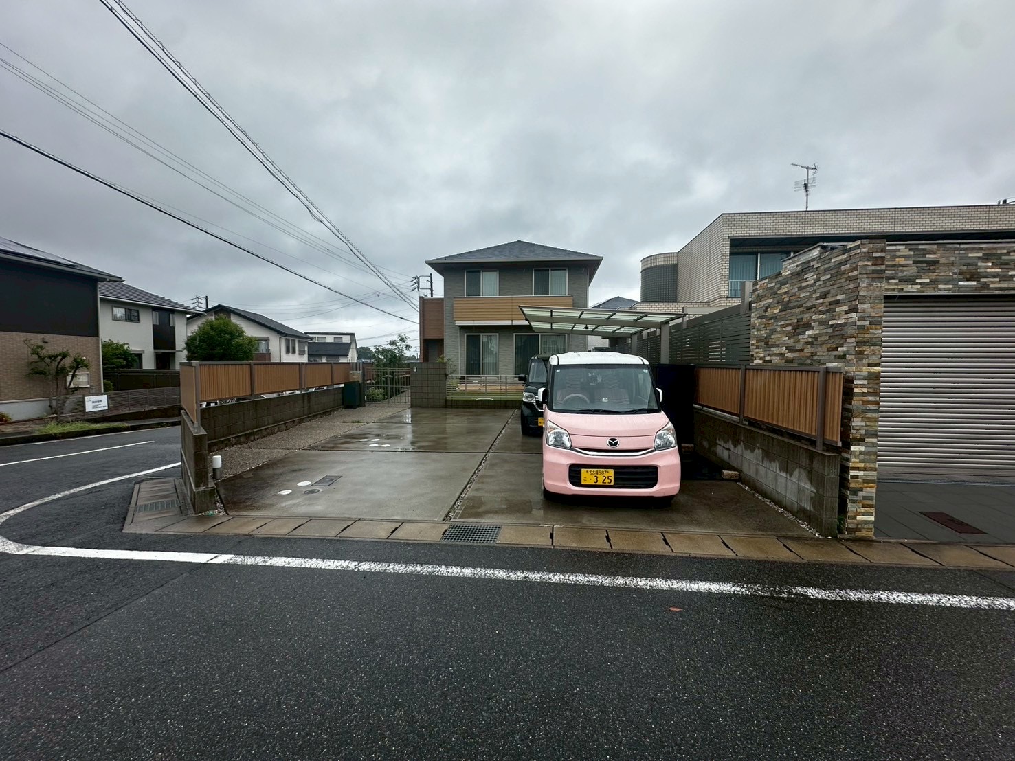 広々3台用トラスカーポートで快適な駐車スペースを実現