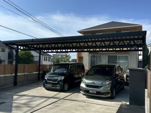 広々3台用トラスカーポートで快適な駐車スペースを実現