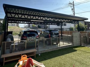 広々3台用トラスカーポートで快適な駐車スペースを実現