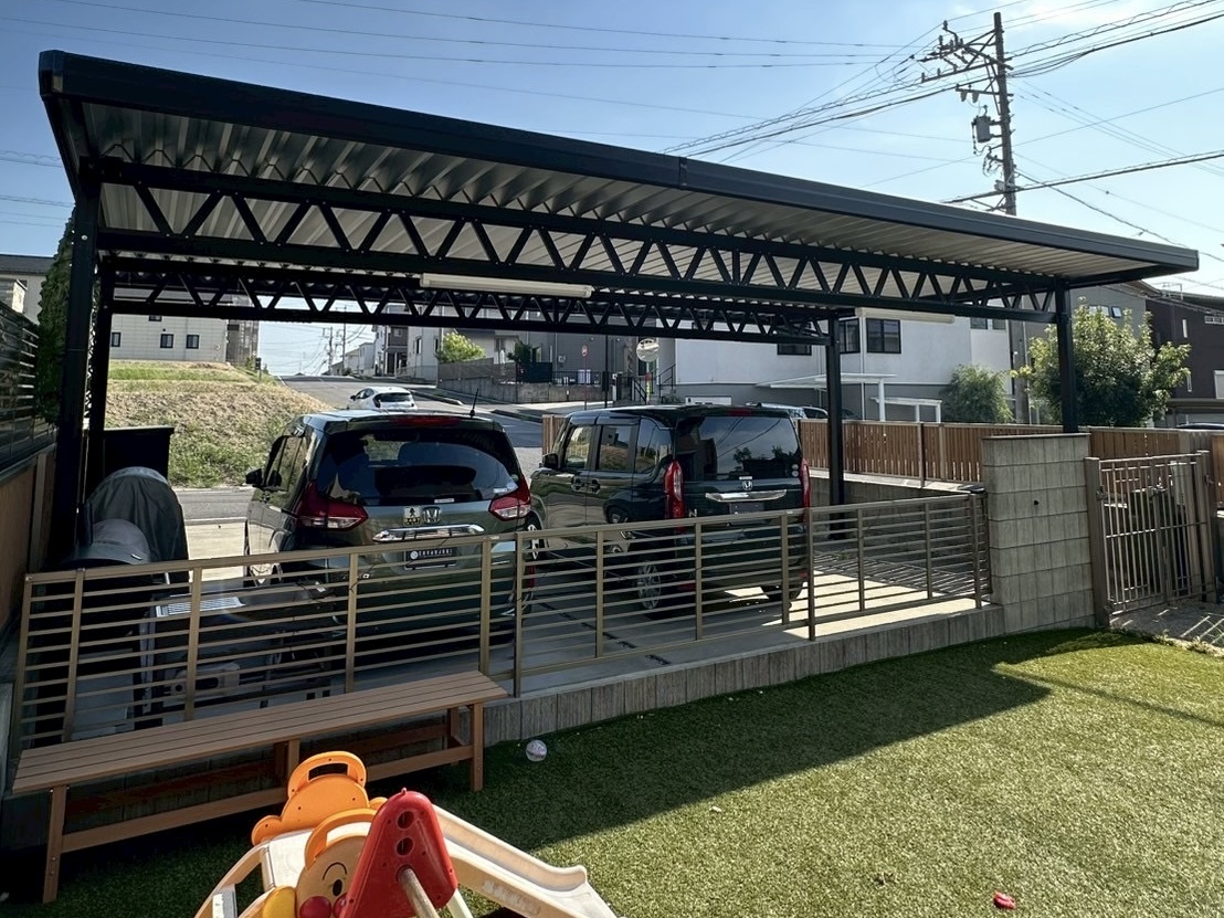 広々3台用トラスカーポートで快適な駐車スペースを実現