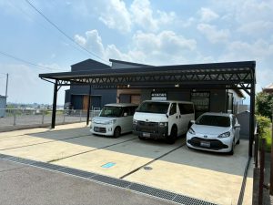 中間柱ゼロで広々4台用！ブラックトラス構造が際立つオーダーメイドカーポート