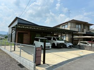 中間柱ゼロで広々4台用！ブラックトラス構造が際立つオーダーメイドカーポート