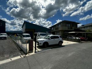 中間柱ゼロで広々4台用！ブラックトラス構造が際立つオーダーメイドカーポート