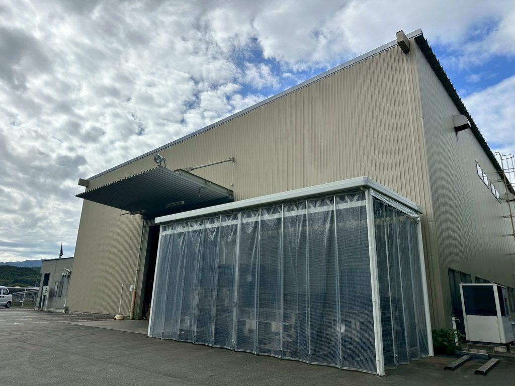 工場資材置き場用カーテン付きストックヤード｜高さ4mの大型空間もすっきり有効活用