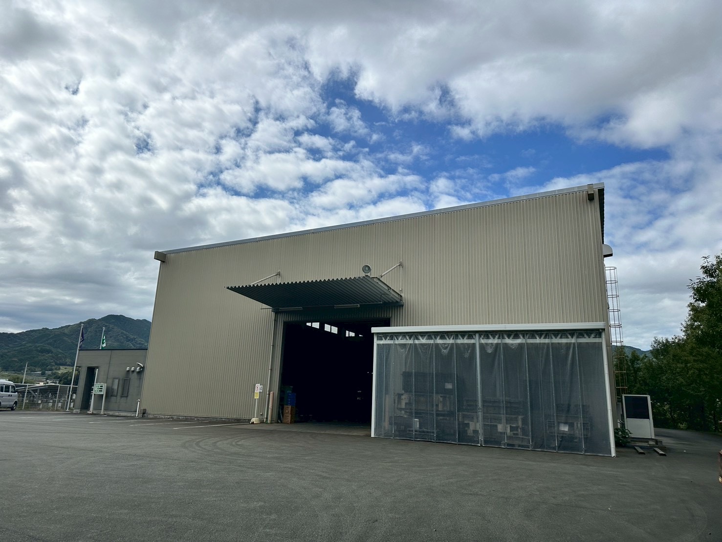 工場資材置き場用カーテン付きストックヤード｜高さ4mの大型空間もすっきり有効活用
