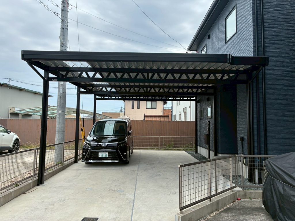 愛知県西尾市｜土地形状に合わせた4台用オーダーメイドカーポート  ～住宅と一体化したデザインで美しく機能的な駐車スペースを実現～