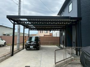愛知県西尾市｜土地形状に合わせた4台用オーダーメイドカーポート  ～住宅と一体化したデザインで美しく機能的な駐車スペースを実現～