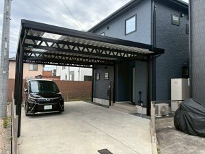 愛知県西尾市｜土地形状に合わせた4台用オーダーメイドカーポート  ～住宅と一体化したデザインで美しく機能的な駐車スペースを実現～