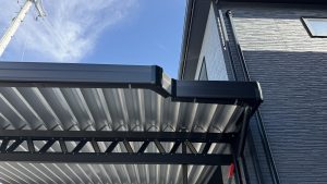 愛知県西尾市｜土地形状に合わせた4台用オーダーメイドカーポート  ～住宅と一体化したデザインで美しく機能的な駐車スペースを実現～