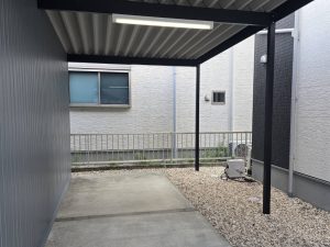 半分車庫・半分カーポートの機能的な1台用ガレージ【愛知県豊川市】