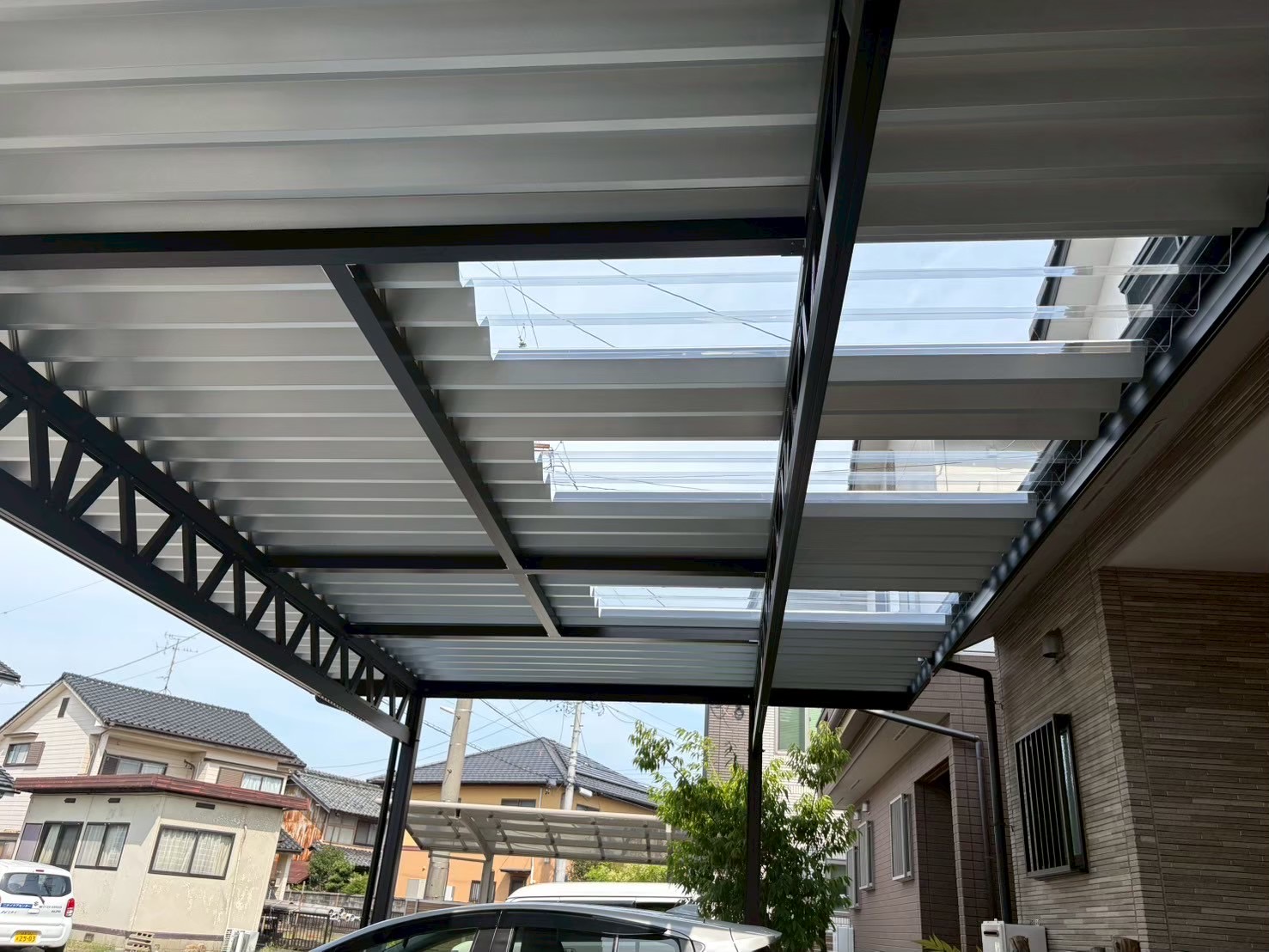 トラス構造で魅せる！強度と美しさを兼ね備えた3台用カーポート施工｜岐阜市