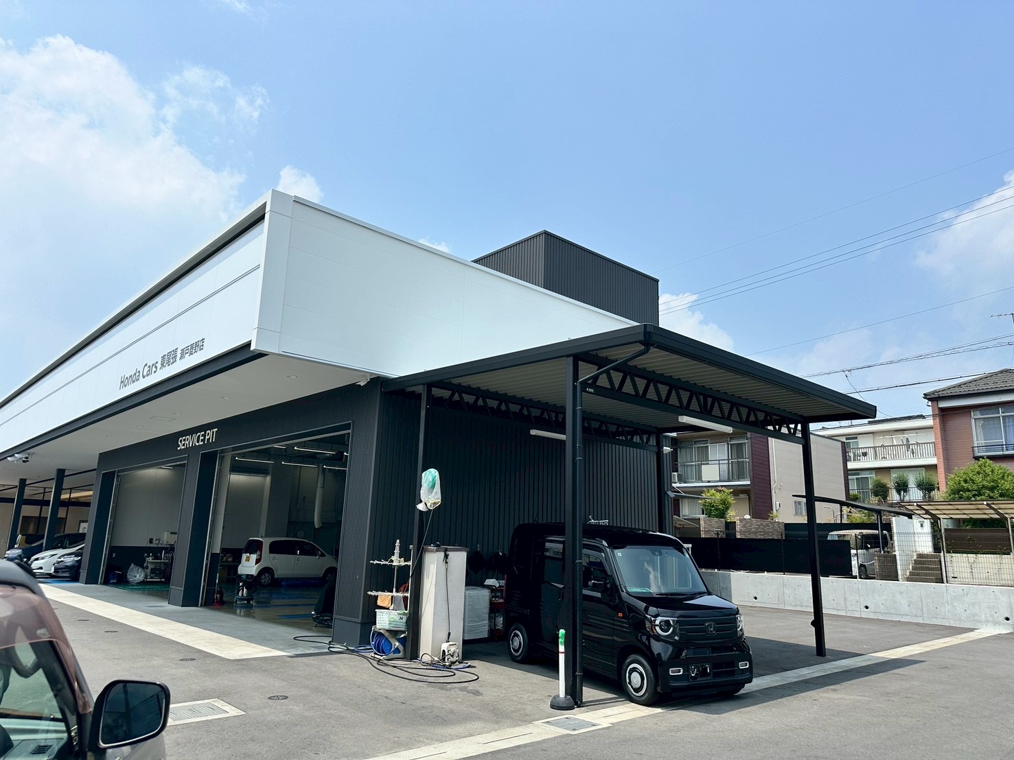 ホンダカーズ東尾張 瀬戸菱野店様｜洗車後の仕上げ作業に最適な日陰スペースをつくるオーダーメイドカーポート（愛知県瀬戸市）
