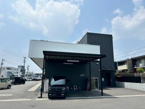 ホンダカーズ東尾張 瀬戸菱野店様｜洗車後の仕上げ作業に最適な日陰スペースをつくるオーダーメイドカーポート（愛知県瀬戸市）