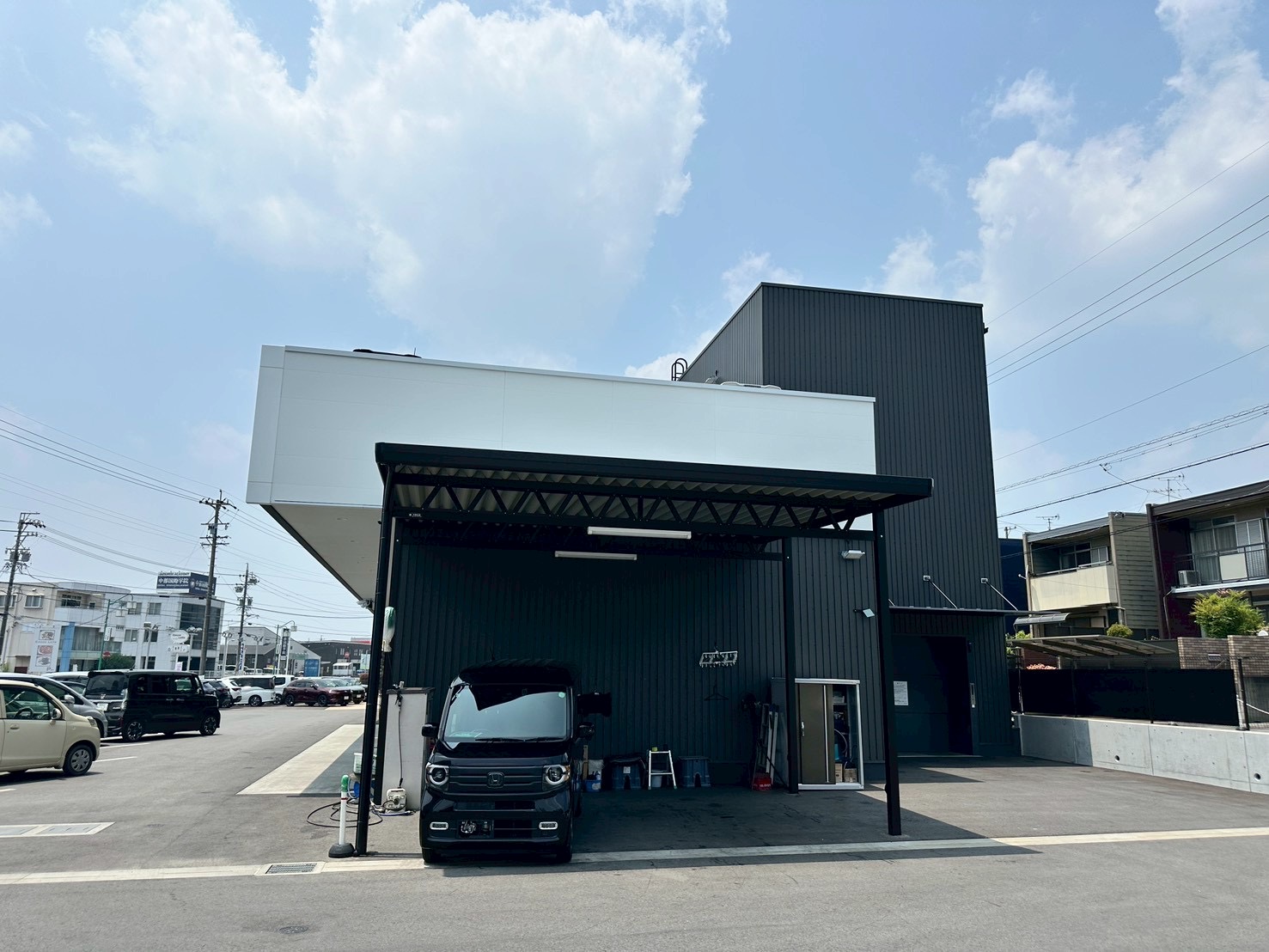 ホンダカーズ東尾張 瀬戸菱野店様｜洗車後の仕上げ作業に最適な日陰スペースをつくるオーダーメイドカーポート（愛知県瀬戸市）