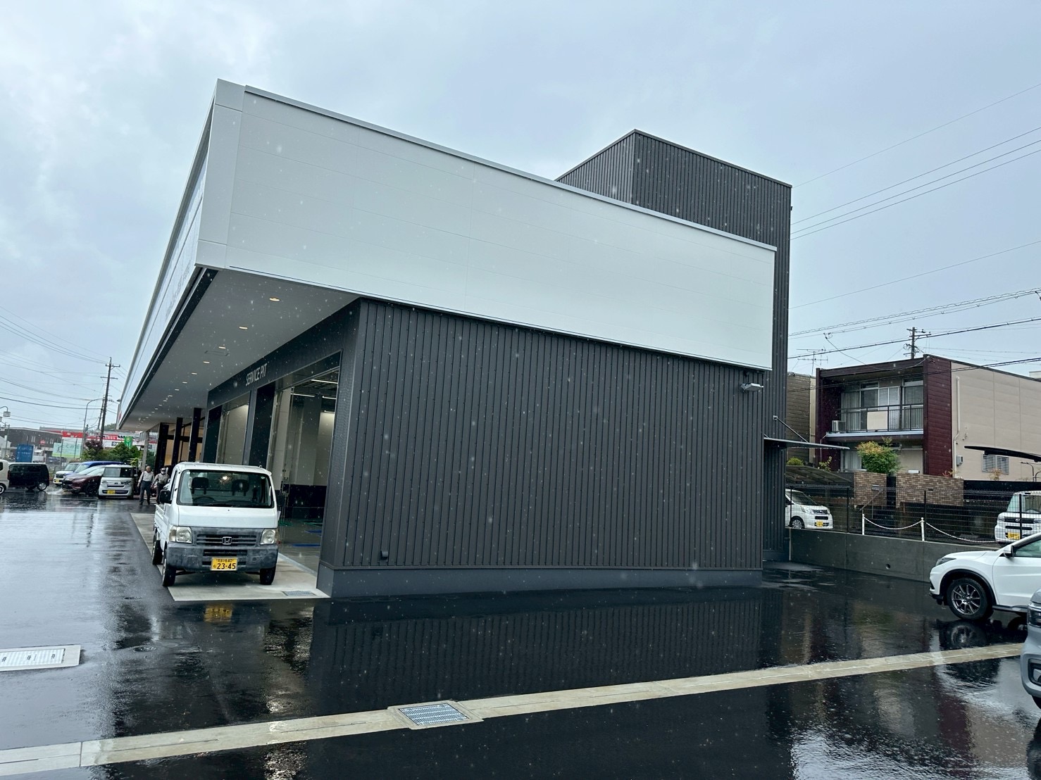 ホンダカーズ東尾張 瀬戸菱野店様｜洗車後の仕上げ作業に最適な日陰スペースをつくるオーダーメイドカーポート（愛知県瀬戸市）
