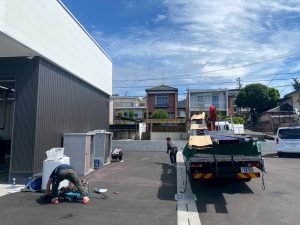ホンダカーズ東尾張 瀬戸菱野店様｜洗車後の仕上げ作業に最適な日陰スペースをつくるオーダーメイドカーポート（愛知県瀬戸市）