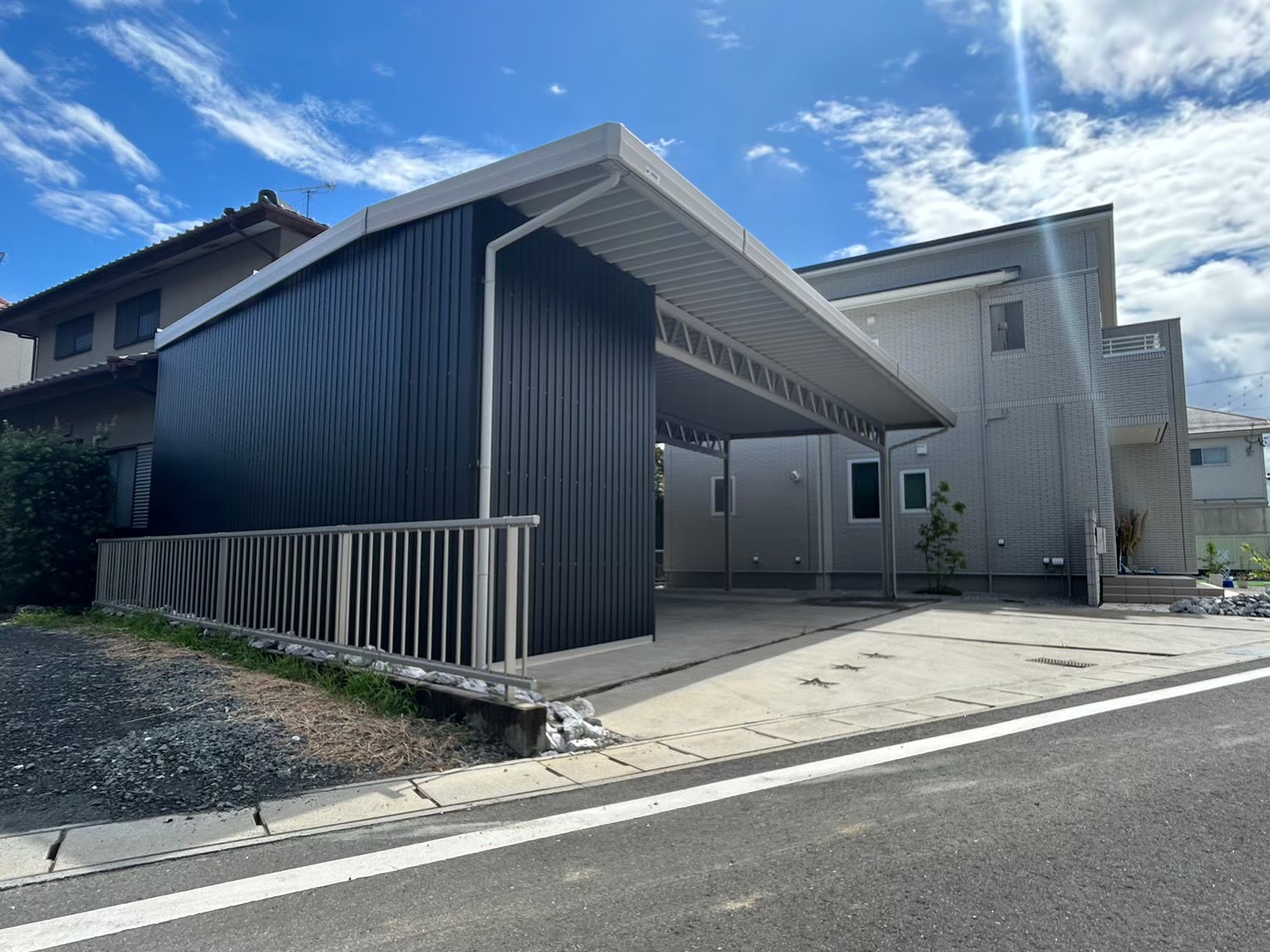 収納庫付き・一体型オーダーカーポート《3台用》｜愛知県豊川市