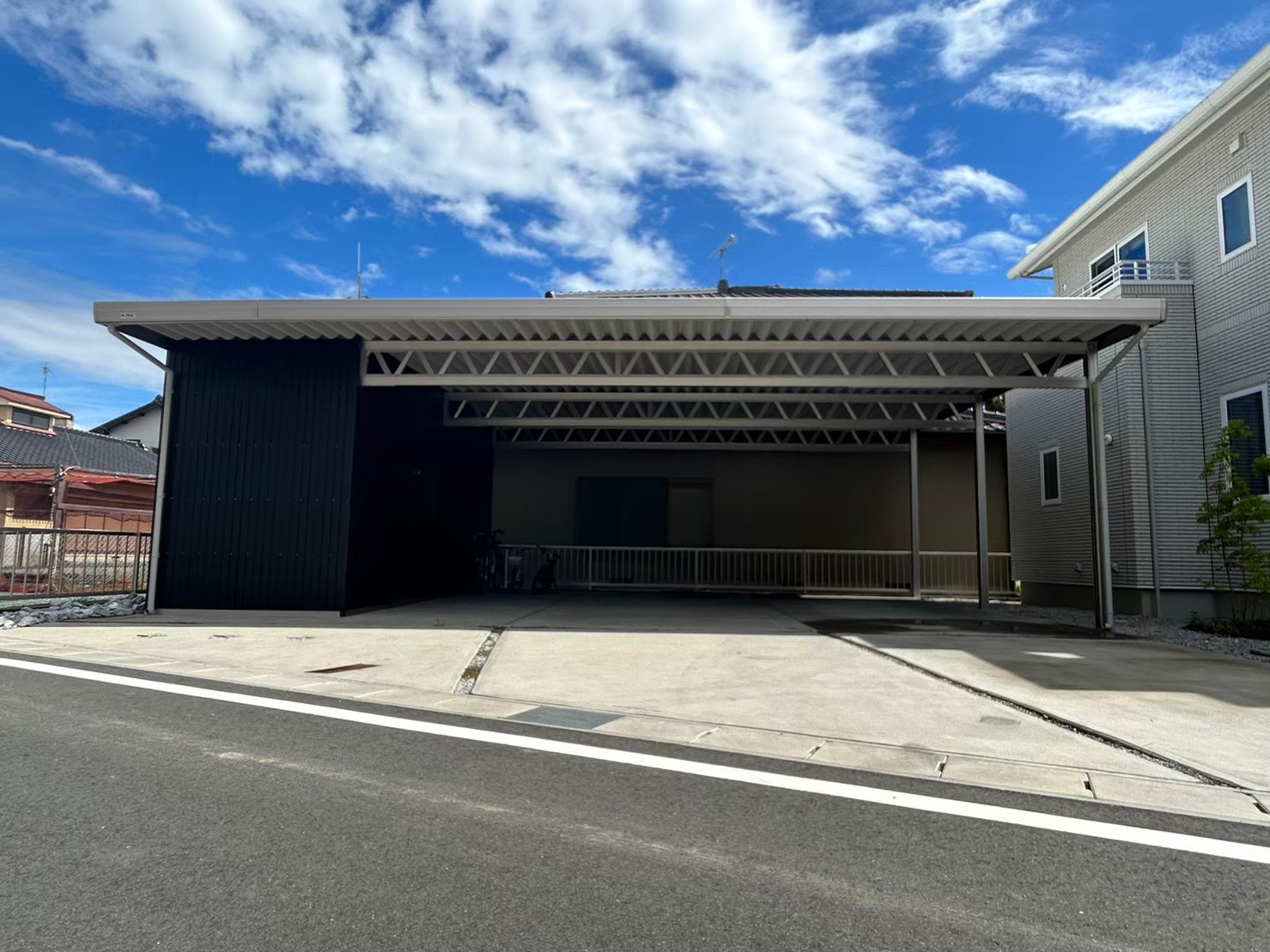 収納庫付き・一体型オーダーカーポート《3台用》｜愛知県豊川市