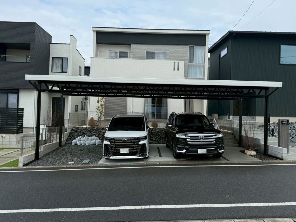 ツートンカラーが魅せる、モダンでスタイリッシュな4台用オーダーメイドカーポート