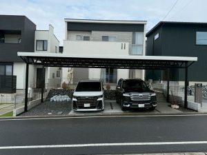 ツートンカラーが魅せる、モダンでスタイリッシュな4台用オーダーメイドカーポート