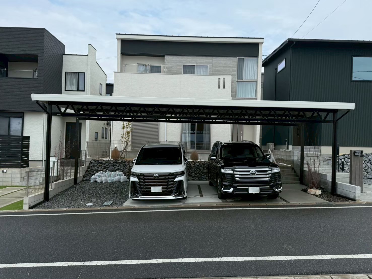 ツートンカラーが魅せる、モダンでスタイリッシュな4台用オーダーメイドカーポート