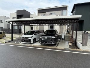ツートンカラーが魅せる、モダンでスタイリッシュな4台用オーダーメイドカーポート