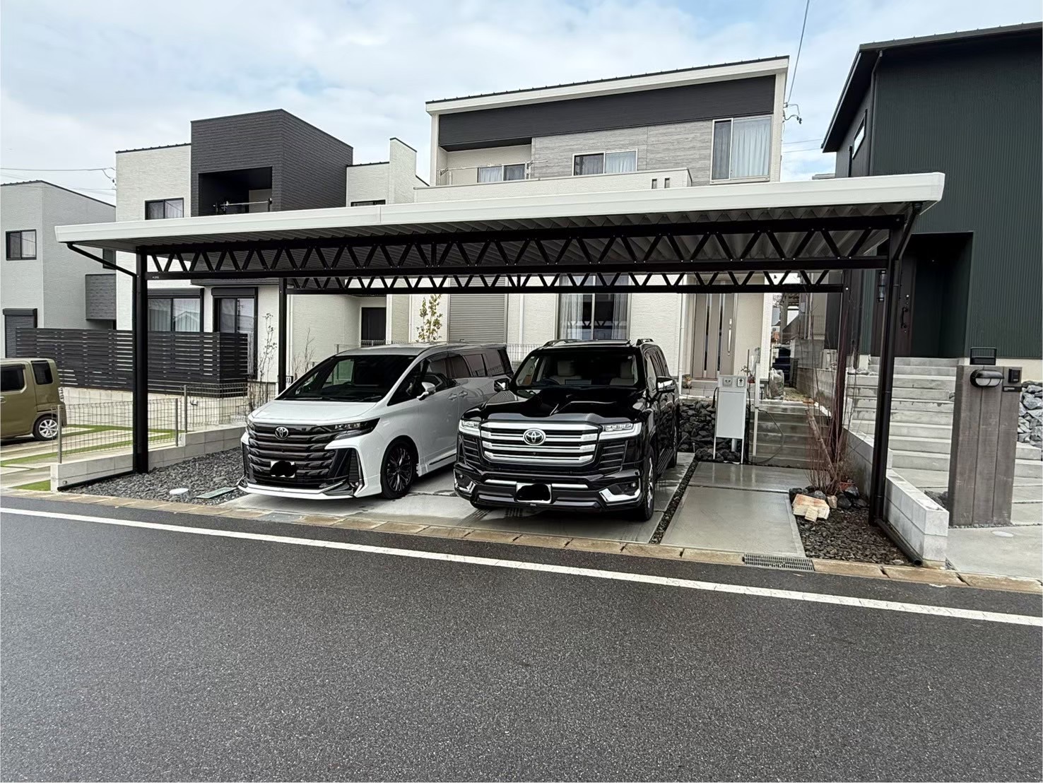 ツートンカラーが魅せる、モダンでスタイリッシュな4台用オーダーメイドカーポート