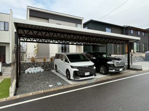 ツートンカラーが魅せる、モダンでスタイリッシュな4台用オーダーメイドカーポート
