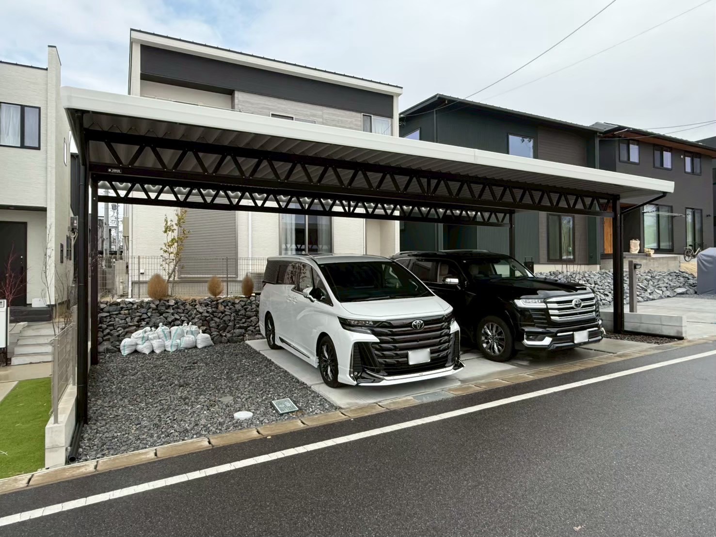 ツートンカラーが魅せる、モダンでスタイリッシュな4台用オーダーメイドカーポート