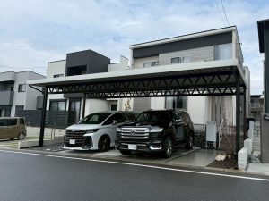 ツートンカラーが魅せる、モダンでスタイリッシュな4台用オーダーメイドカーポート