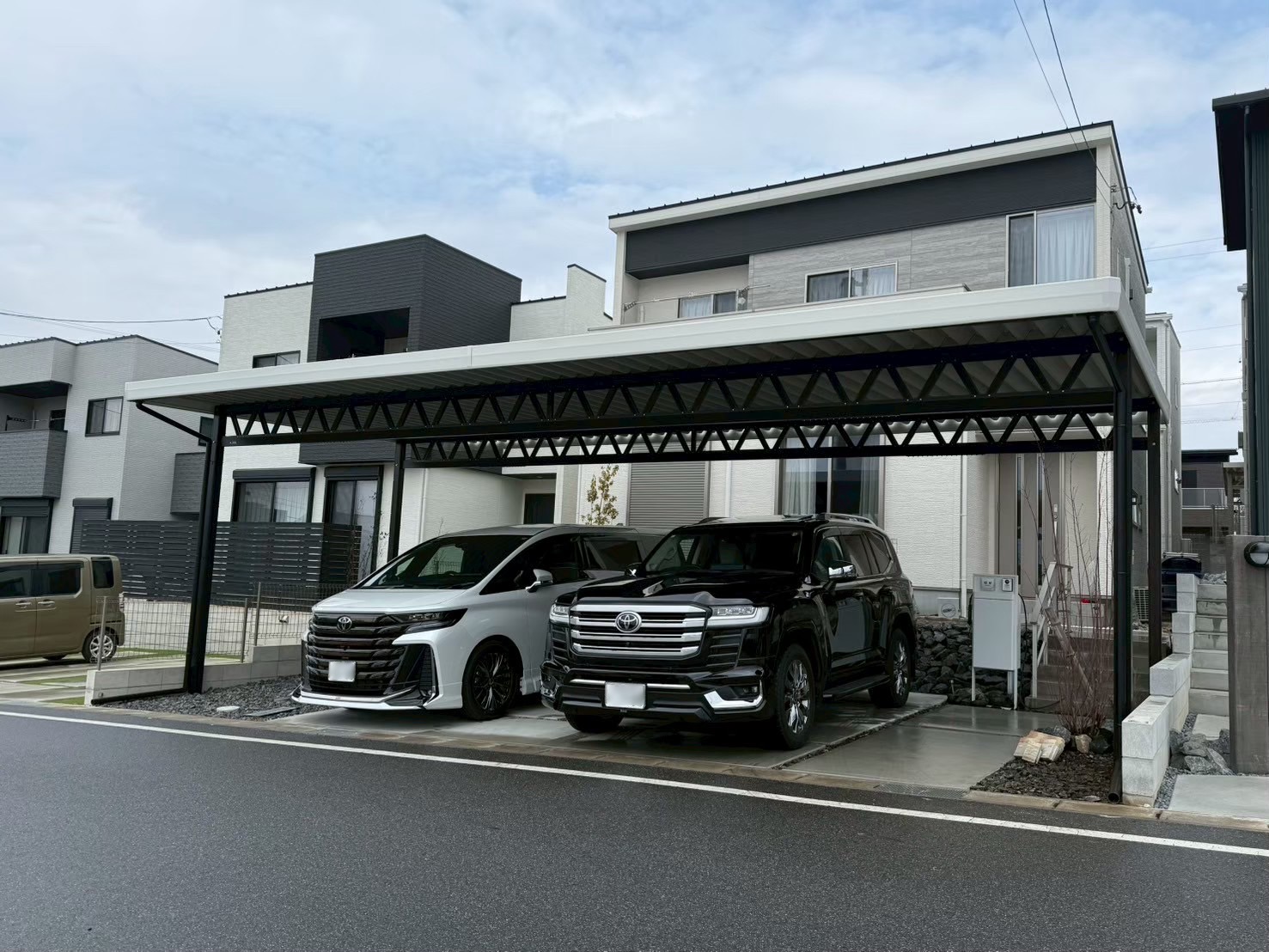 ツートンカラーが魅せる、モダンでスタイリッシュな4台用オーダーメイドカーポート