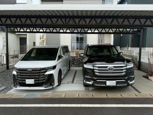 ツートンカラーが魅せる、モダンでスタイリッシュな4台用オーダーメイドカーポート