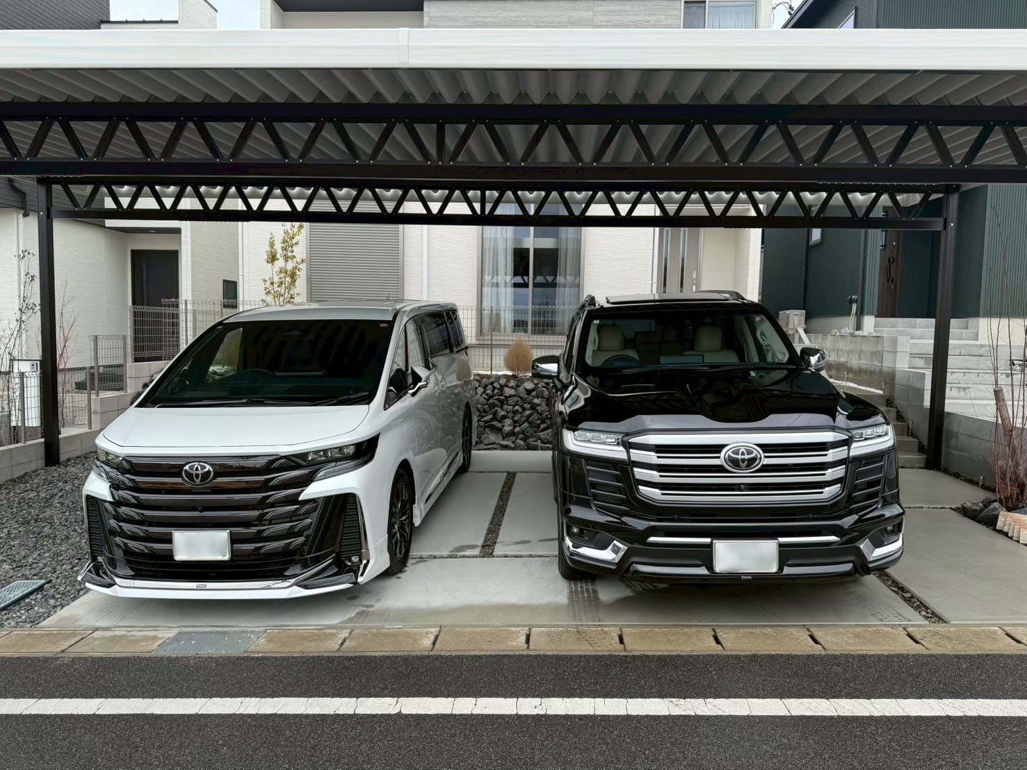 ツートンカラーが魅せる、モダンでスタイリッシュな4台用オーダーメイドカーポート