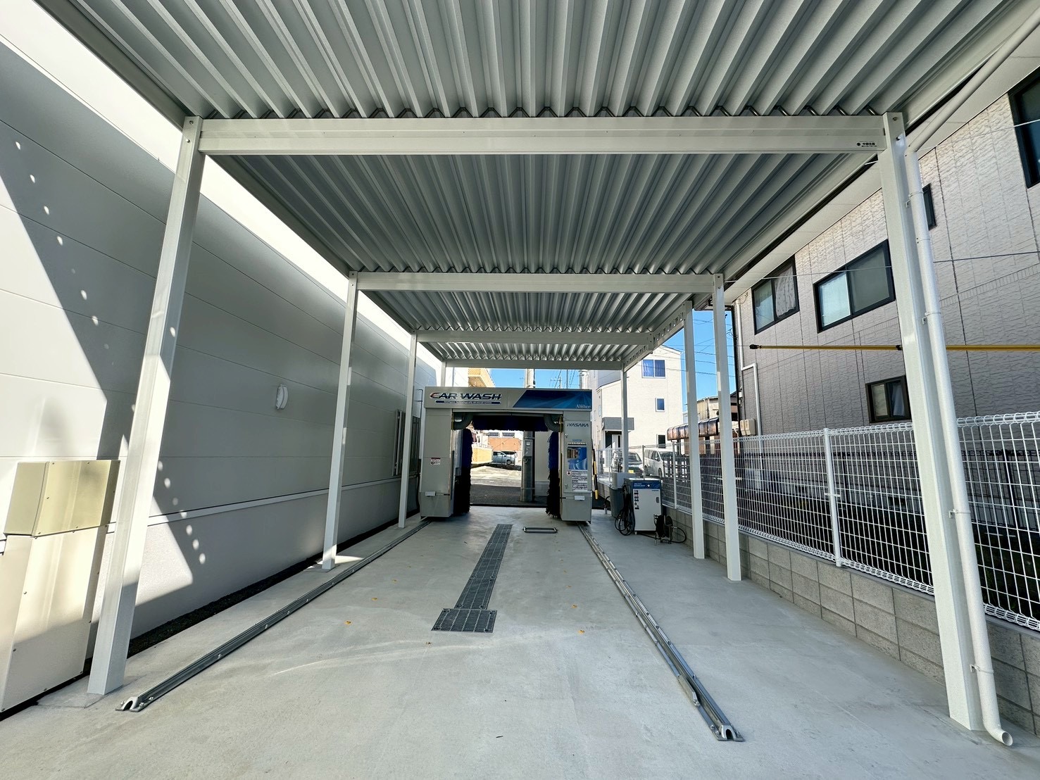 ネクステージ豊橋新店舗 洗車機スペースに専用屋根を設置