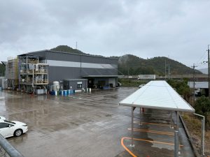 工場敷地内に設置した従業員駐車場用カーポート