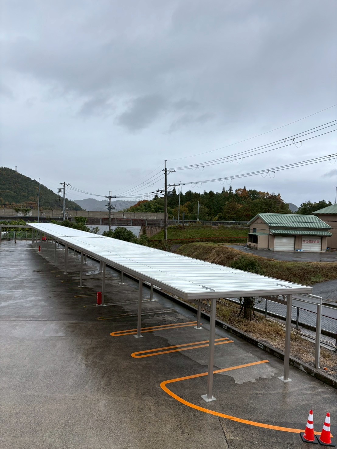 工場敷地内に設置した従業員駐車場用カーポート