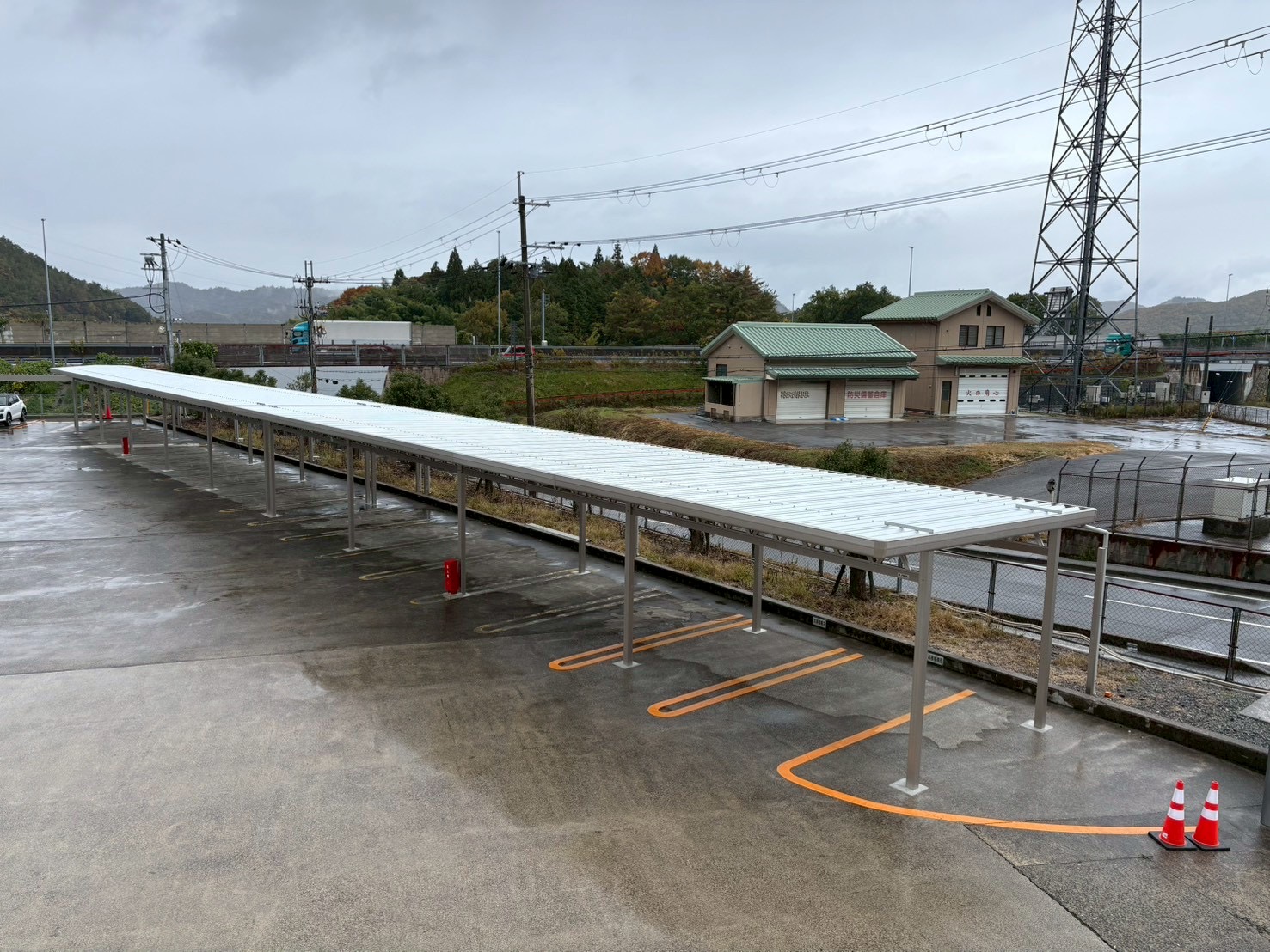工場敷地内に設置した従業員駐車場用カーポート