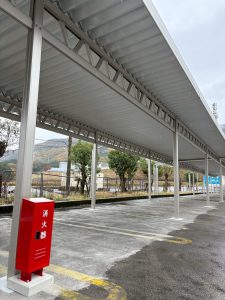工場敷地内に設置した従業員駐車場用カーポート