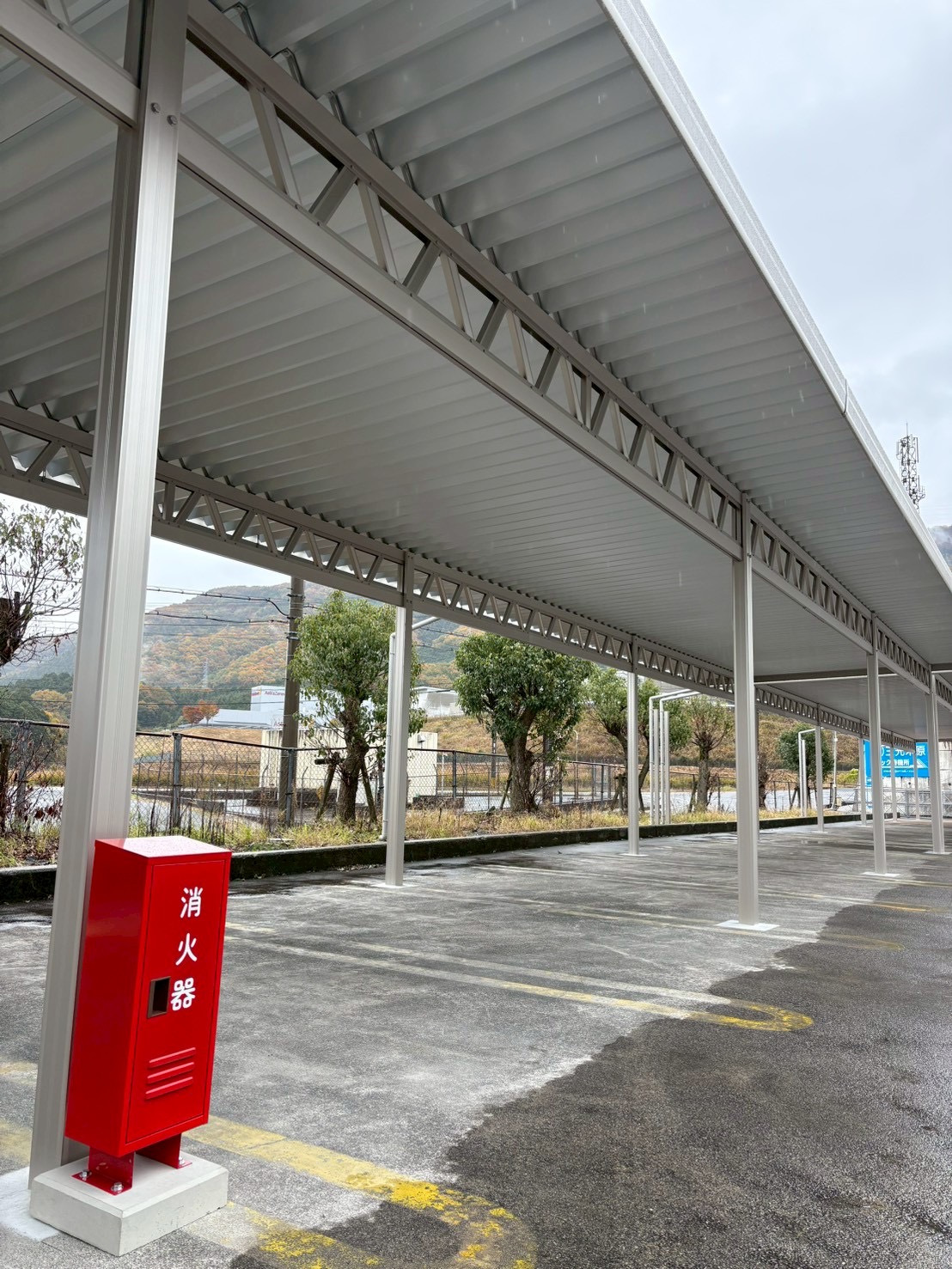 工場敷地内に設置した従業員駐車場用カーポート